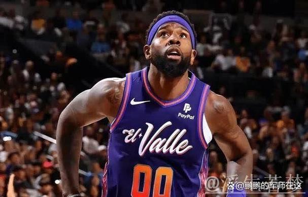 奥尼尔接到布克右侧传球，命中远距离三分